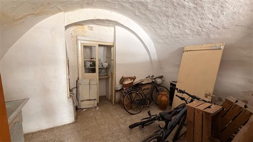 Casa Indipendente Di 2 Vani Oltre Locale Al Piano Terra.